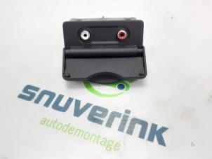Używane Zlacze AUX/USB Renault Clio III (BR/CR) 1.2 16V Tce Cena € 20,00 Procedura marży oferowane przez Snuverink Autodemontage