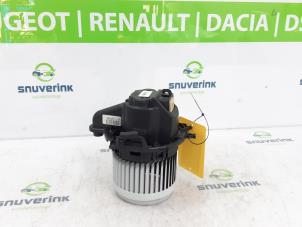 Used Heating and ventilation fan motor Renault Clio IV (5R) 0.9 Energy TCE 90 12V Price € 30,00 Margin scheme offered by Snuverink Autodemontage
