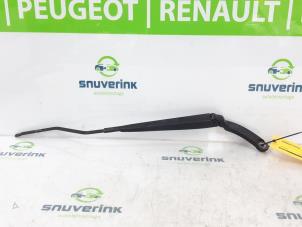 Used Front wiper arm Renault Clio IV (5R) 0.9 Energy TCE 90 12V Price € 20,00 Margin scheme offered by Snuverink Autodemontage