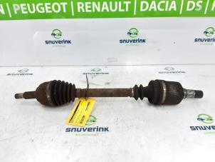 Gebrauchte Antriebswelle links vorne Renault Scénic II (JM) 2.0 16V Preis € 30,00 Margenregelung angeboten von Snuverink Autodemontage