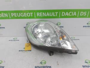 Używane Reflektor lewy Renault Trafic New (FL) 1.9 dCi 82 16V Cena € 40,00 Procedura marży oferowane przez Snuverink Autodemontage