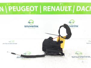 Used Front door lock mechanism 4-door, right Renault Clio IV Estate/Grandtour (7R) 0.9 Energy TCE 90 12V Price € 30,00 Margin scheme offered by Snuverink Autodemontage