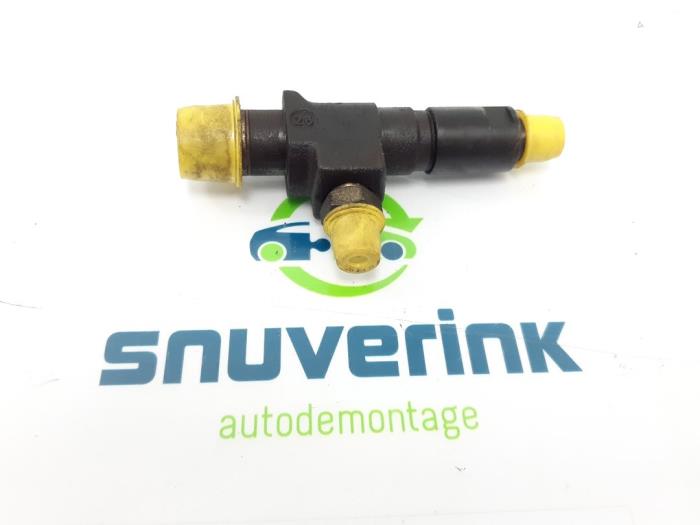 Injector (diesel) from a Renault Trafic I (TXX) 2.1 D 1990