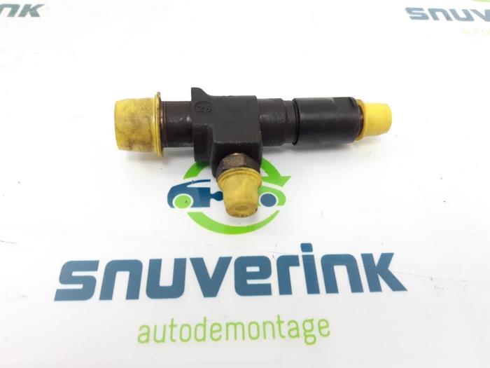 Injector (diesel) from a Renault Trafic I (TXX) 2.1 D 1990