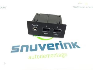 Gebrauchte AUX / USB-Anschluss Renault Arkana (RJLL) 1.6 E-Tech 145 16V Preis € 36,30 Mit Mehrwertsteuer angeboten von Snuverink Autodemontage