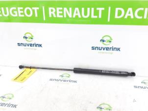 Usados Juego de amortiguadores de gas del portón trasero Renault Arkana (RJLL) 1.6 E-Tech 145 16V Precio € 24,20 IVA incluido ofrecido por Snuverink Autodemontage