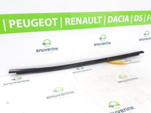 Used Window rubber Renault Arkana (RJLL) 1.6 E-Tech 145 16V Price € 30,25 Inclusive VAT offered by Snuverink Autodemontage