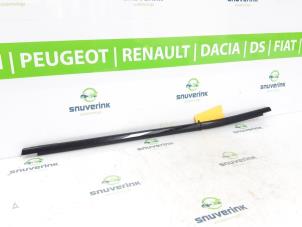 Używane Guma szyby Renault Arkana (RJLL) 1.6 E-Tech 145 16V Cena € 30,25 Z VAT oferowane przez Snuverink Autodemontage