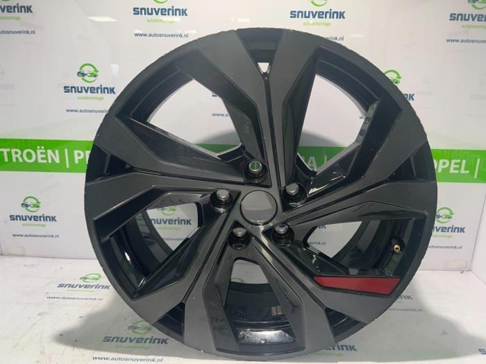 Wheel from a Renault Arkana (RJLL) 1.6 E-Tech 145 16V 2021