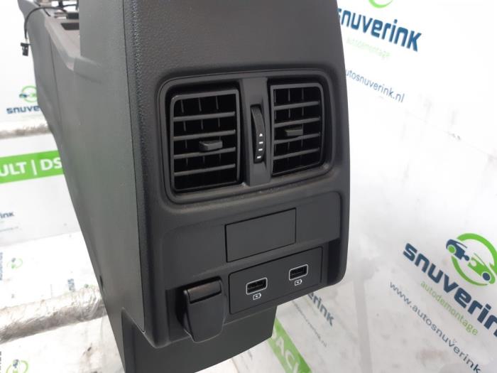 Middle console from a Renault Arkana (RJLL) 1.6 E-Tech 145 16V 2021