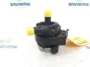Usados Bomba de agua Renault Arkana (RJLL) 1.6 E-Tech 145 16V Precio € 121,00 IVA incluido ofrecido por Snuverink Autodemontage