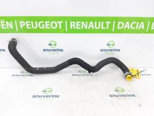 Usagé Tuyau radiateur Renault Arkana (RJLL) 1.6 E-Tech 145 16V Prix € 48,40 Prix TTC proposé par Snuverink Autodemontage