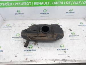 Usagé Réservoir de carburant Peugeot 108 1.0 12V Prix € 75,00 Règlement à la marge proposé par Snuverink Autodemontage