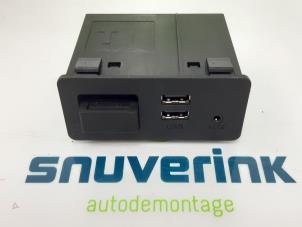 Używane Zlacze AUX/USB Mazda CX-3 2.0 SkyActiv-G 121 Cena € 50,00 Procedura marży oferowane przez Snuverink Autodemontage