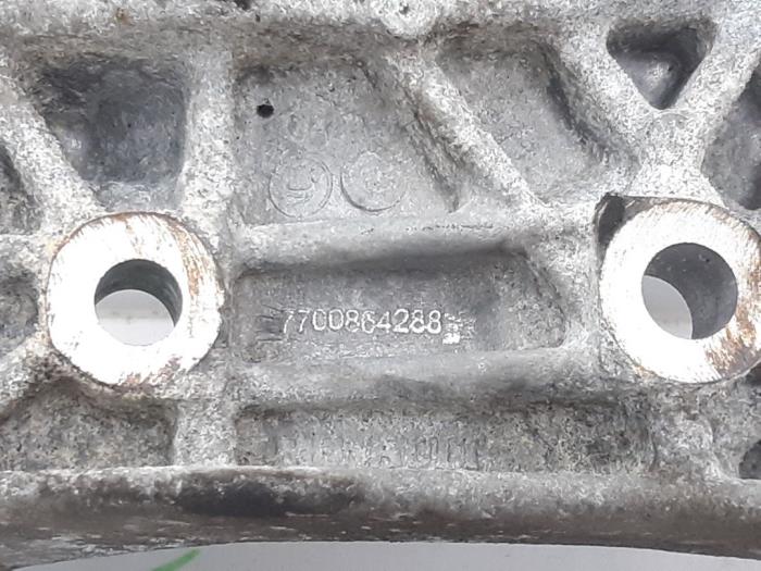 Used Alternator upper bracket Renault Twingo II (CN) 1.2 16V Price € 10,33 Margin scheme offered by Snuverink Autodemontage