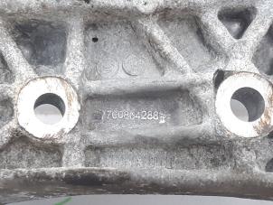 Używane Wspornik pradnicy górny Renault Twingo II (CN) 1.2 16V Cena na żądanie oferowane przez Snuverink Autodemontage