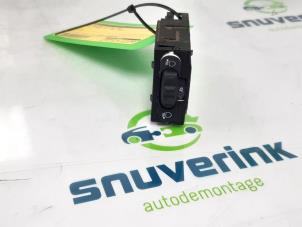 Used AIH headlight switch Opel Vivaro 2.5 CDTI 16V Price € 24,20 Inclusive VAT offered by Snuverink Autodemontage