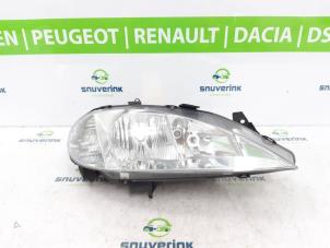 Usagé Phare droit Renault Megane (BA/SA) 1.6 16V Prix € 50,00 Règlement à la marge proposé par Snuverink Autodemontage