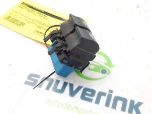 Used Electric window switch Renault Trafic New (FL) 2.0 dCi 16V 90 Price € 36,30 Inclusive VAT offered by Snuverink Autodemontage