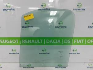 Używane Szyba drzwi lewych wersja 2-drzwiowa Renault Trafic New (FL) 2.0 dCi 16V 90 Cena na żądanie oferowane przez Snuverink Autodemontage