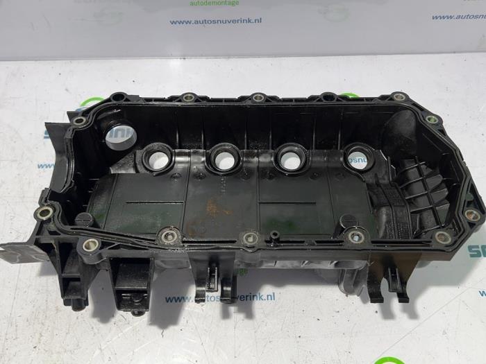 Rocker cover from a Renault Twingo II (CN) 1.2 16V 2012