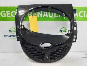 Used Dashboard part Renault Twingo II (CN) 1.5 dCi 90 FAP Price € 55,00 Margin scheme offered by Snuverink Autodemontage