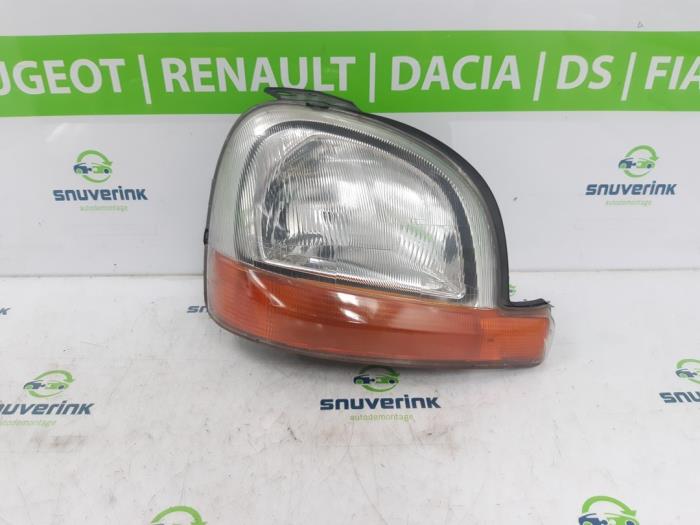 Używane Reflektor prawy Renault Kangoo (KC) 1.4 Cena € 29,73 Procedura marży oferowane przez Snuverink Autodemontage