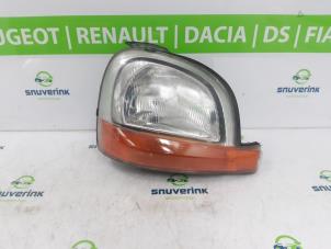 Używane Reflektor prawy Renault Kangoo (KC) 1.4 Cena na żądanie oferowane przez Snuverink Autodemontage