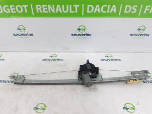 Used Window mechanism 2-door, front left Renault Trafic New (FL) 2.0 dCi 16V 90 Price € 48,40 Inclusive VAT offered by Snuverink Autodemontage