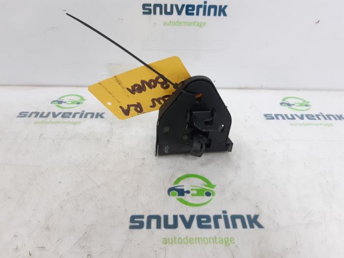 Tailgate lock mechanism from a Renault Trafic New (FL) 2.0 dCi 16V 90 2009