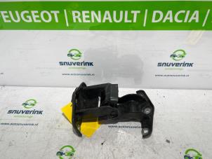 Used Tailgate hinge Opel Vivaro 1.6 CDTI BiTurbo 140 Price € 54,45 Inclusive VAT offered by Snuverink Autodemontage