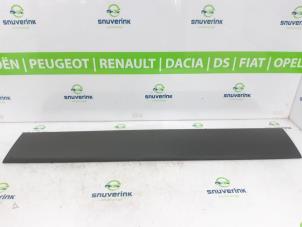 Usagé Bande décorative Renault Trafic New (FL) 2.0 dCi 16V 90 Prix € 42,35 Prix TTC proposé par Snuverink Autodemontage