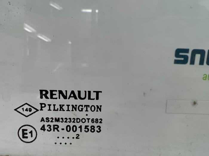 Szyba drzwi prawych wersja 2-drzwiowa z Renault Twingo II (CN) 1.2 16V 2012