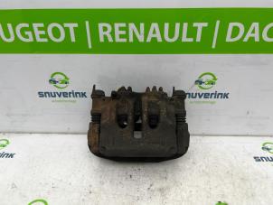 Używane Zacisk hamulcowy prawy przód Renault Master IV (FV) 2.3 dCi 125 16V FWD Cena € 78,65 Z VAT oferowane przez Snuverink Autodemontage