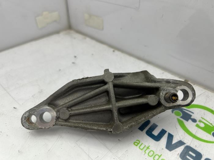 Support dynamo haut d'un Citroën C4 Cactus (0B/0P) 1.2 PureTech 82 12V 2015