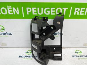 Używane Wspornik zderzaka lewy tyl Peugeot 5008 II (M4/MC/MJ/MR) 1.2 12V e-THP PureTech 130 Cena € 32,00 Procedura marży oferowane przez Snuverink Autodemontage