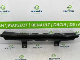 Usagé Support pare-chocs arrière centre Peugeot 5008 II (M4/MC/MJ/MR) 1.2 12V e-THP PureTech 130 Prix € 40,00 Règlement à la marge proposé par Snuverink Autodemontage