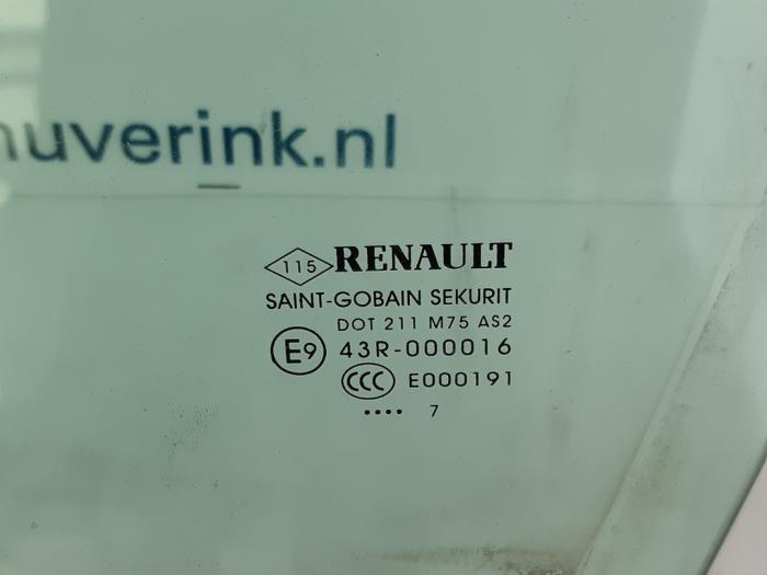 Vitre portière 4portes avant gauche d'un Renault Megane IV Estate (RFBK) 1.2 Energy TCE 100 2017
