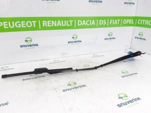 Used Front wiper arm Peugeot 5008 II (M4/MC/MJ/MR) 1.2 12V e-THP PureTech 130 Price € 50,00 Margin scheme offered by Snuverink Autodemontage