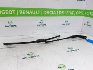 Used Front wiper arm Peugeot 5008 II (M4/MC/MJ/MR) 1.2 12V e-THP PureTech 130 Price € 50,00 Margin scheme offered by Snuverink Autodemontage