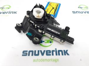 Używane Mechanizm zamka tylnej klapy Peugeot 5008 II (M4/MC/MJ/MR) 1.2 12V e-THP PureTech 130 Cena € 75,00 Procedura marży oferowane przez Snuverink Autodemontage
