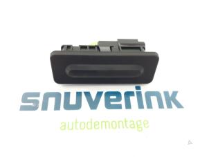 Used Tailgate switch Peugeot 5008 II (M4/MC/MJ/MR) 1.2 12V e-THP PureTech 130 Price € 15,00 Margin scheme offered by Snuverink Autodemontage