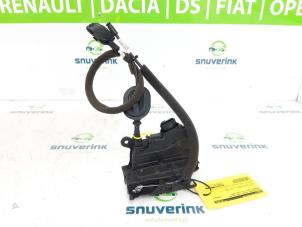 Używane Mechanizm blokady drzwi lewych tylnych wersja 4-drzwiowa Renault Clio IV (5R) 1.5 Energy dCi 90 FAP Cena € 50,00 Procedura marży oferowane przez Snuverink Autodemontage