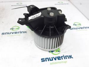 Usados Motor de ventilador de calefactor Opel Corsa E 1.4 16V Precio € 30,00 Norma de margen ofrecido por Snuverink Autodemontage