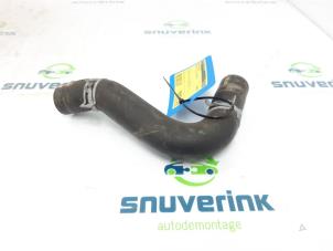 Usagé Tuyau radiateur Peugeot 108 1.0 12V VVT-i Prix € 30,25 Prix TTC proposé par Snuverink Autodemontage