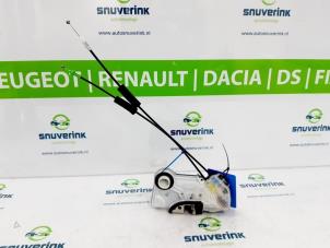 Usagé Serrure avant gauche Peugeot 108 1.0 12V VVT-i Prix € 36,30 Prix TTC proposé par Snuverink Autodemontage