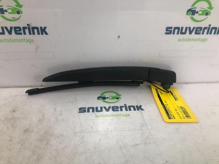 Rear wiper arm from a Renault Clio IV (5R) 1.5 Energy dCi 90 FAP 2014