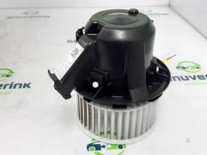 Usados Motor de ventilador de calefactor Renault Twingo III (AH) ZE R80 Precio € 100,00 Norma de margen ofrecido por Snuverink Autodemontage
