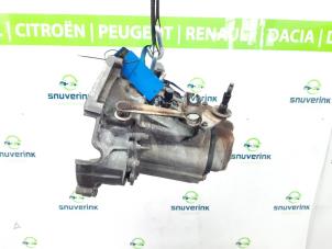 Używane Skrzynia biegów Peugeot 206 CC (2D) 1.6 16V Cena € 300,00 Procedura marży oferowane przez Snuverink Autodemontage