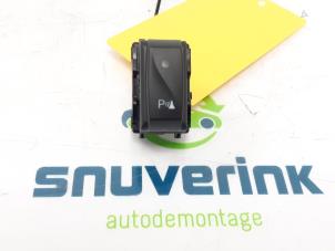 Używane Przelacznik czujników parkowania Renault Twingo III (AH) ZE R80 Cena € 20,00 Procedura marży oferowane przez Snuverink Autodemontage